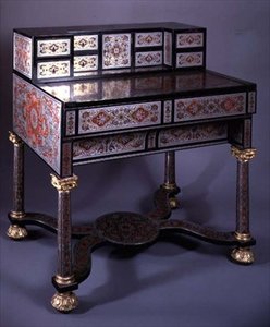 Kaplumbağa kabuğu ile işlenmiş pirinç işlemeli Boulle tarzı kakma ile süslenmiş Yazı Masası, yaldızlı bağlantılarla (pirinç ve kaplumbağa kabuğu) (ayrıca bkz. 77189)